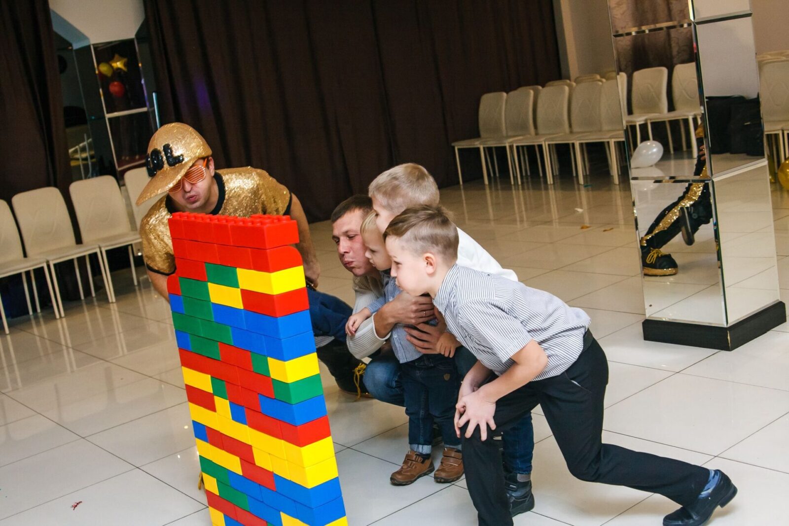 Самое увлекательное в Лего стройке - крушить то, что было построено!